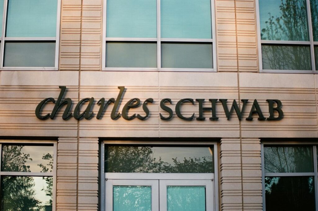 Schwab, Bitcoin ve Ethereum Transferlerini Açmaya Başladı